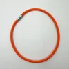 Accesorios de goma elástica naranja.