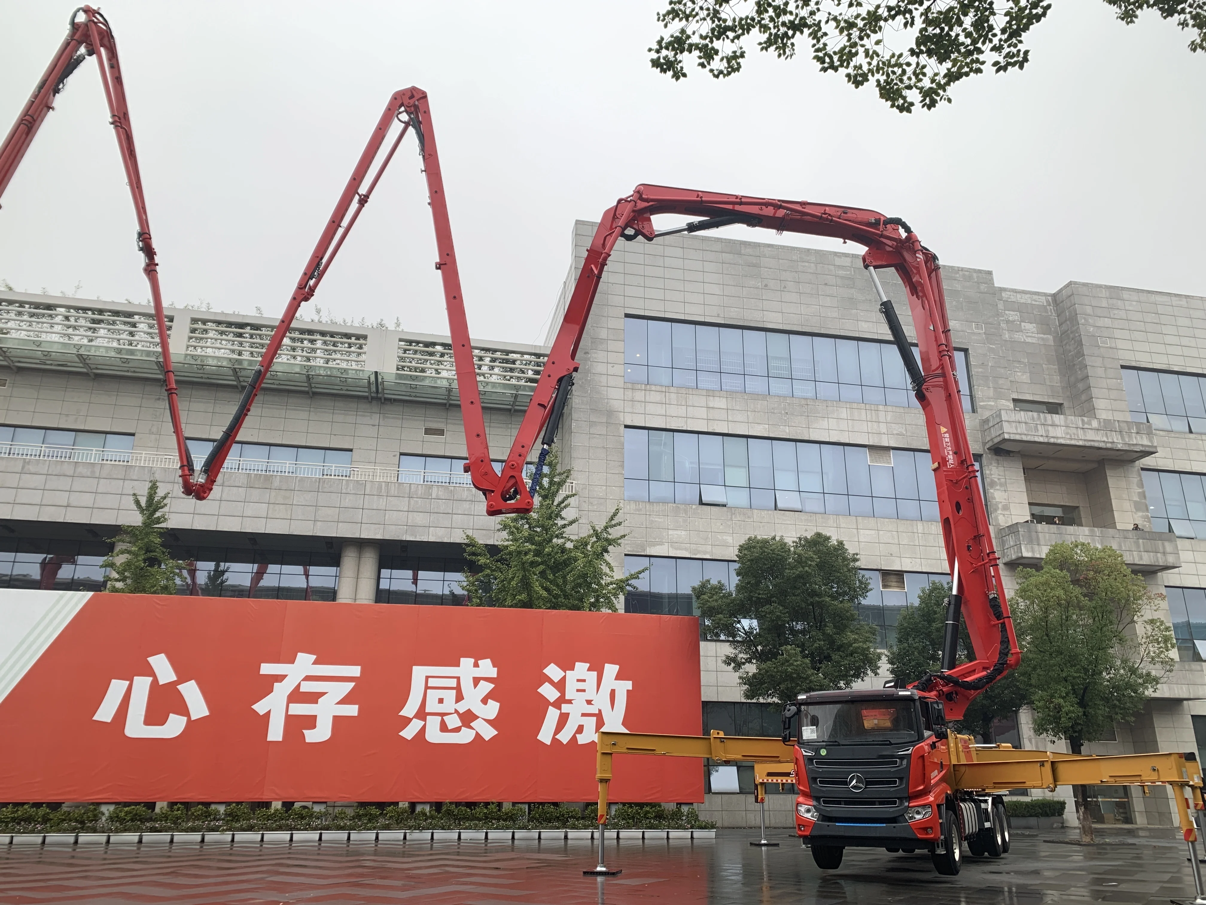 Hot Selling Pressure Wireless Remote Control Truck Mounted Concrete Boom Pump