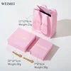 Caja de joyería rosa.