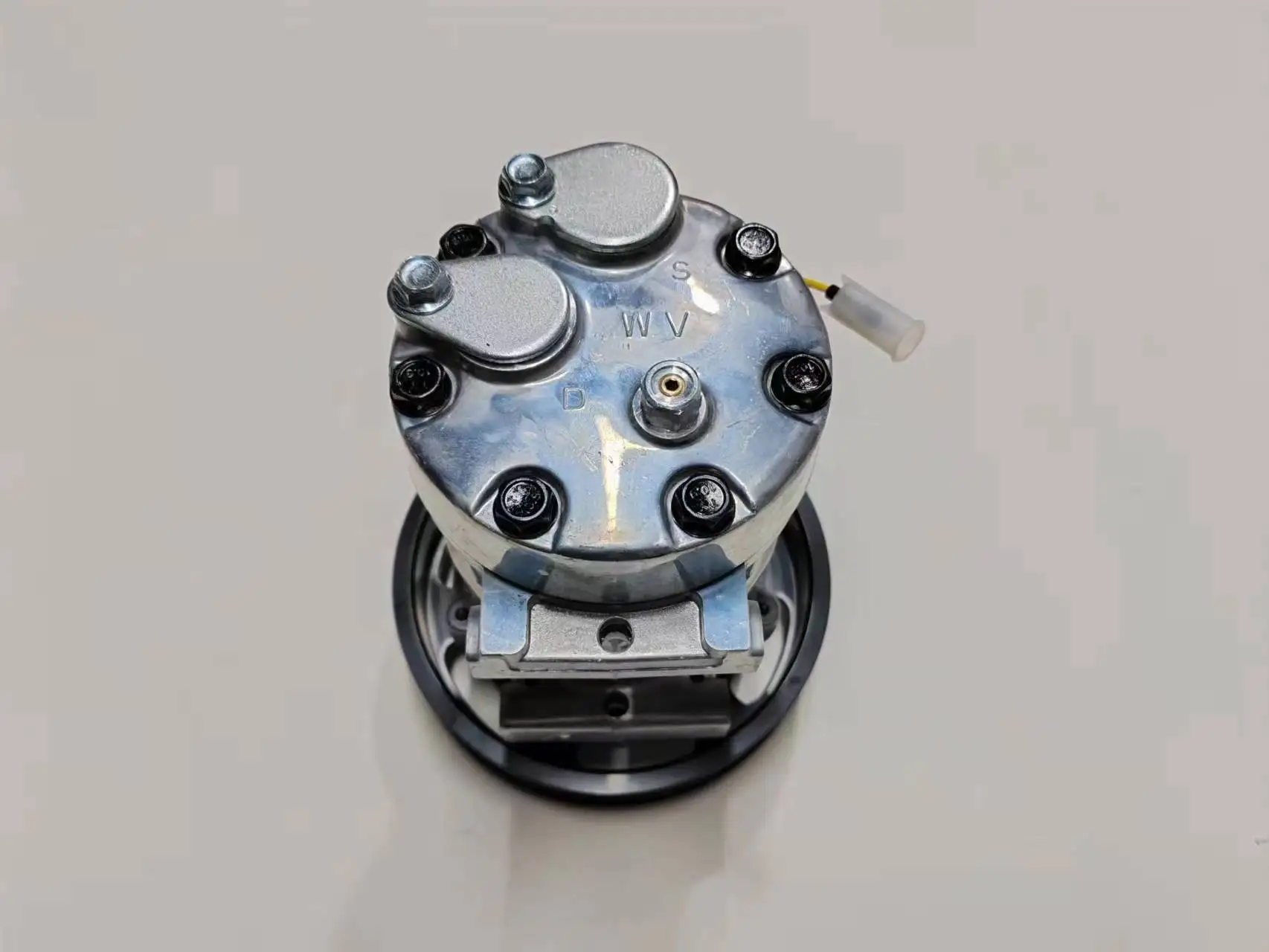 GREEN A/C Compressor & Clutch Assembly – Fits Volvo Wheel Loader / Excavator, OE 14649606, Belt Driven