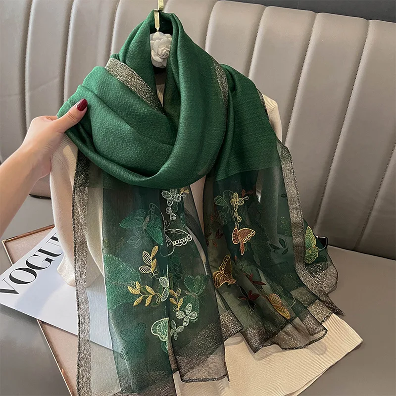Sciarpa di seta Hijab morbida e lussureggiante di alta qualità, elegante, avvolgente, in raso, a righe, di lusso - Italia Sciarpa di seta Hijab morbida e lussureggiante di alta qualità, elegante, avvolgente, in raso, a righe, di lusso - Italia