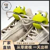 Par de adornos para cordones de zapatos con forma de rana.