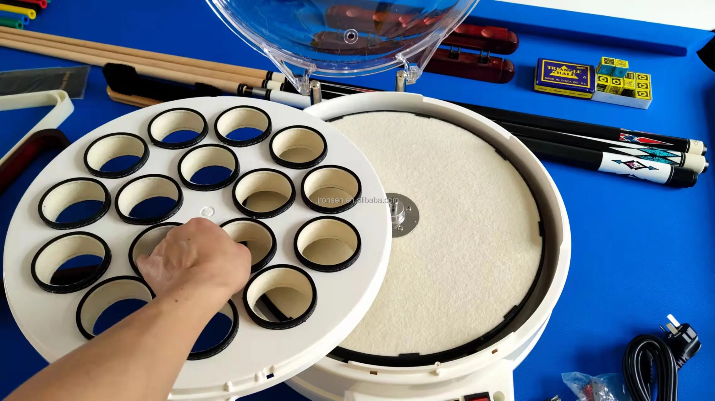 Hot Selling Electronic Automatic Pool Billiard 16 Pcs Balls Cleaner