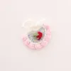 Bavoir bleu avec bordure rose et fraise rouge