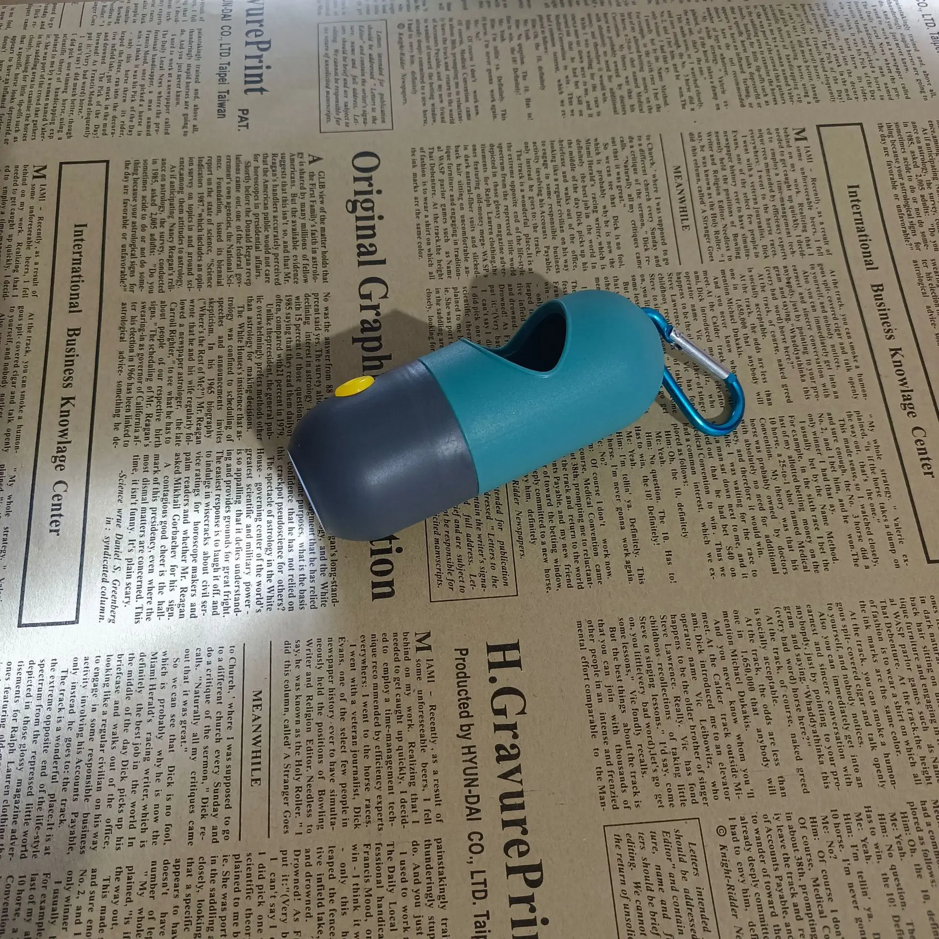 Eco Plastic Pet Waste Dispenser Bag Carrier For Leash Multi Functional Dog Poop Bag Holder With