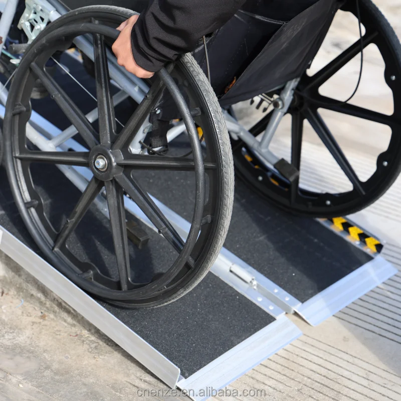 日本製で持ち運びやすい、ベストセラーで耐久性のある車椅子用スロープ