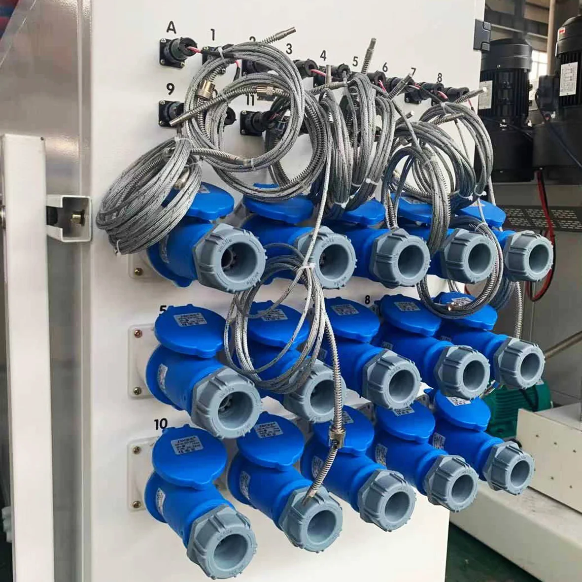 Two Hoppers for PVC and Calcium Carbonate Conic Parallel Twin Screw Plastic Extruders with Color Small Feeding Hopper