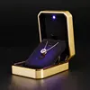 Caja colgante de oro
