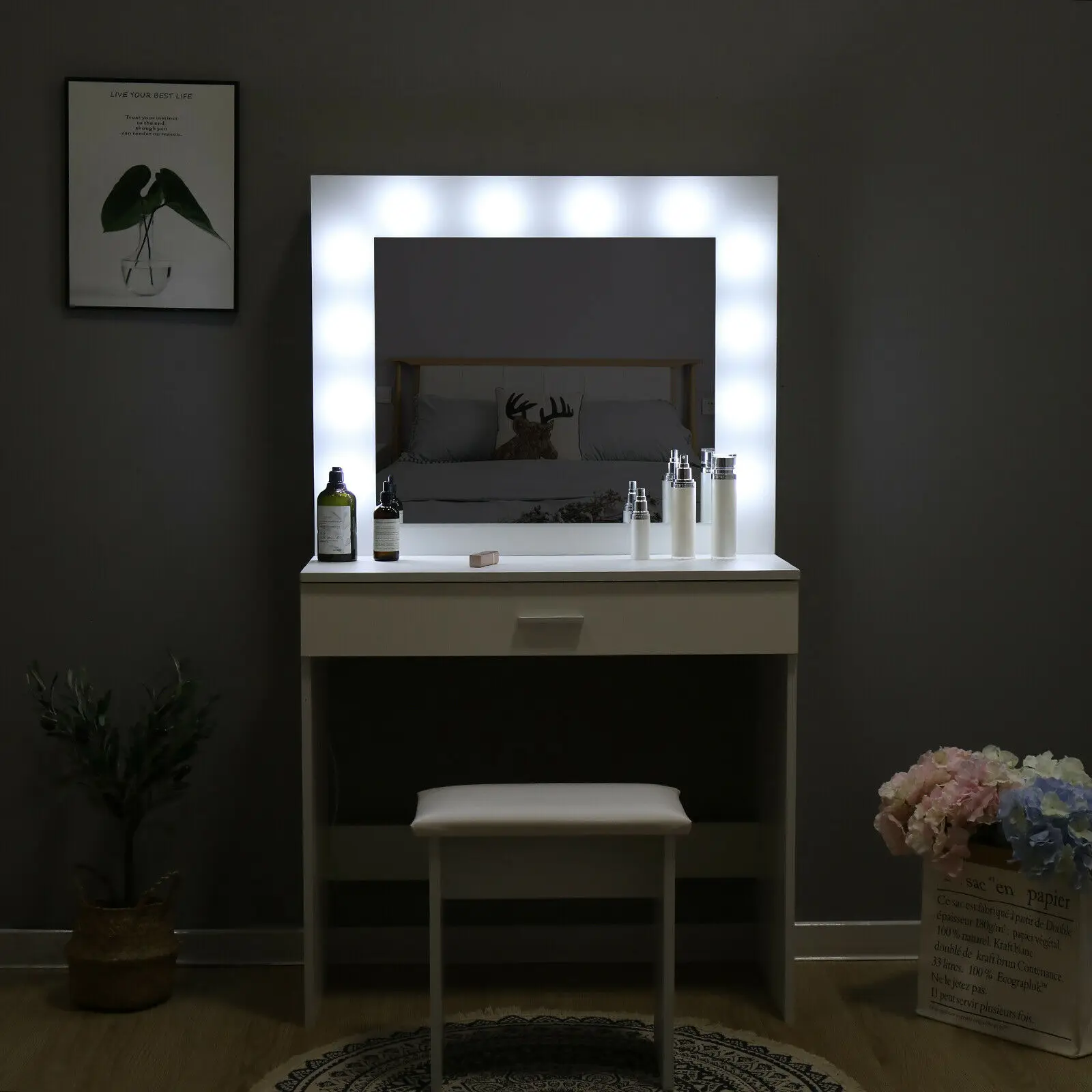 Туалетный столик с led подсветкой. Косметический столик. туалетный столик черный. косметическое трюмо. косметический столик размытый.