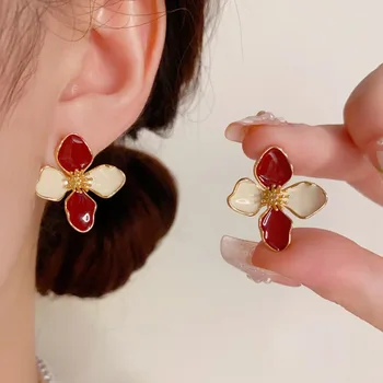 French Retro Classic  Needle Anti-Allergy Gold-Plated Four-Petal Flower Stud Earrings Ladies Wedding Party Brass