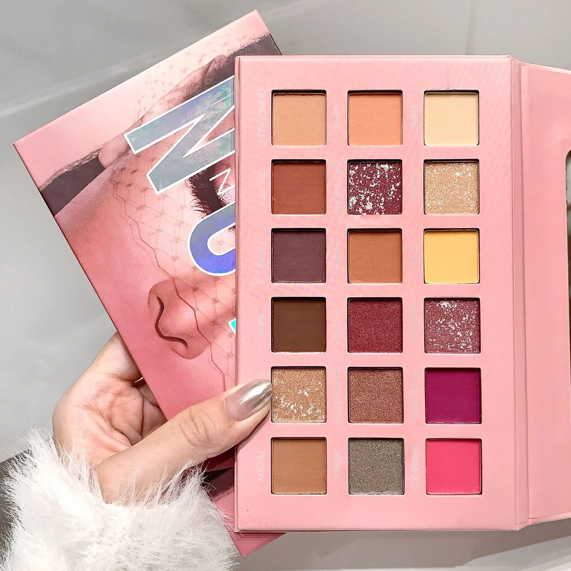 Cross-Border Exclusive 18-Color Desert Rose Matte Dubai Eyeshadow Palette Metallic Shimmer Finish Glitter Eye Makeup Wholesale