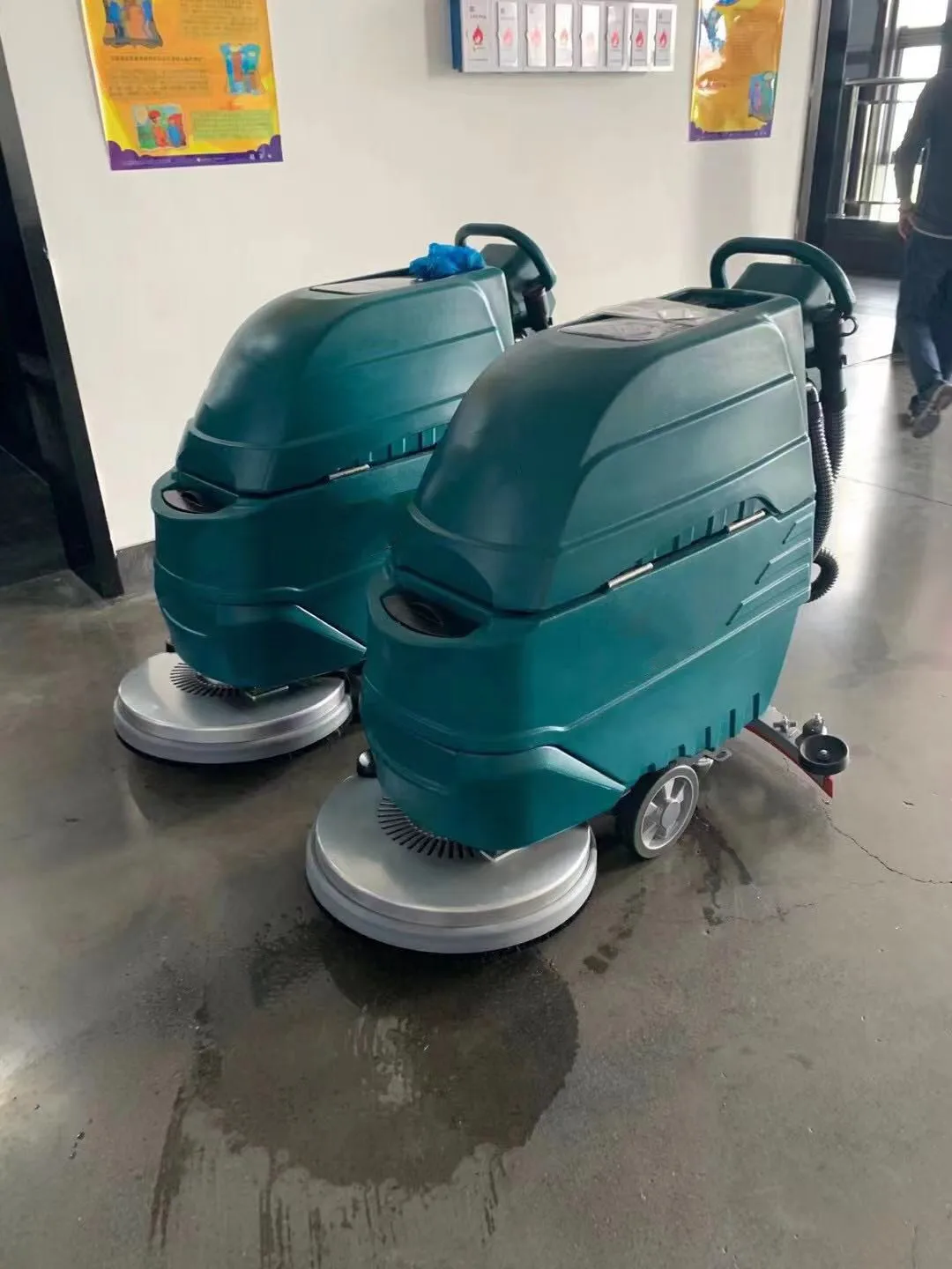 中国阿梅泰克电机电动行走瓷砖地板清洗机电池供电工业洗涤器干燥机
