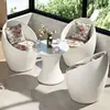 Una mesa y tres sillas (blancas)
