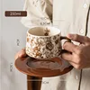 ถ้วยกาแฟและจานรองกระต่ายสีน้ำตาล