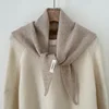 Chal pequeño triangular de pura lana beige