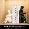 lecteur debout avec des pieds noirs sur un livre blanc 3