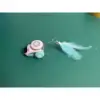 สีชมพูพร้อมรีโมท + หางสีเหลือง 1 อัน + หางขนนกสีน้ำเงิน 1 อัน
