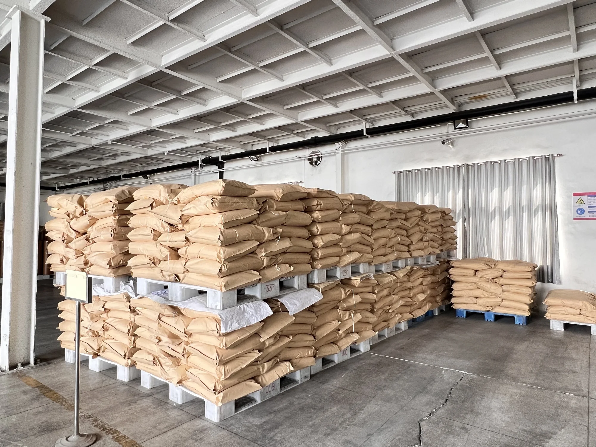 Китайский завод ПВХ смола SG-5 и SG-7 Порошковая подвеска на основе K65 -