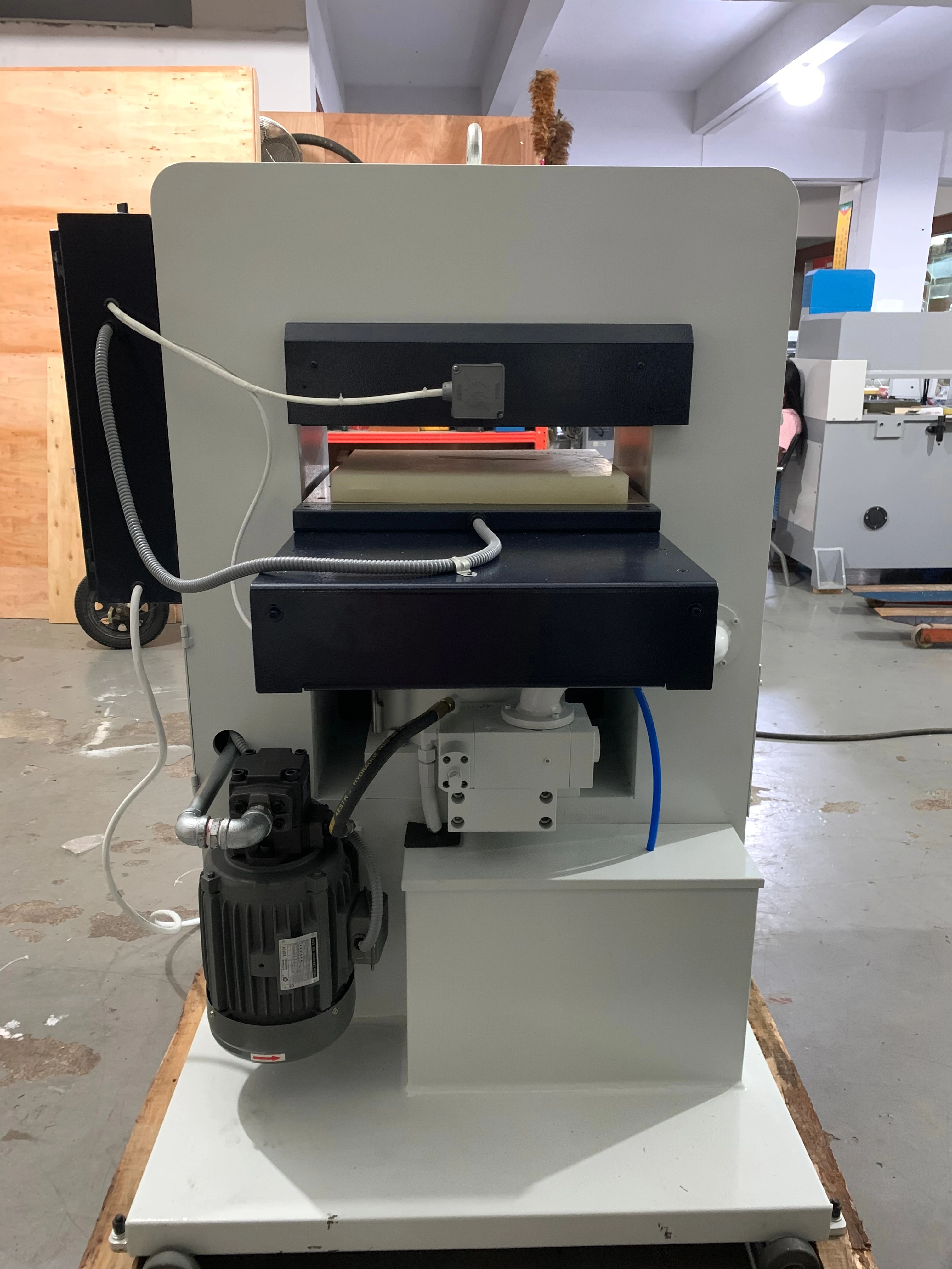 Automatic Hydraulic Leather Embossing & Perforating Stamping Machine for Leather Production New & Used Condition