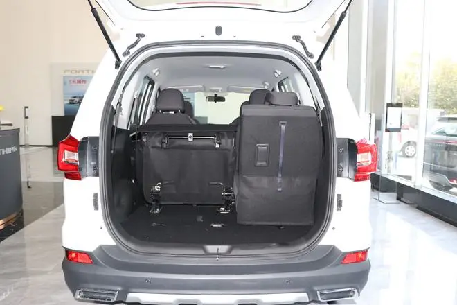 Salable and Used Automatic SUV with Comfortable 7-Seater High-Economic Light Interior R16 Tire Size for Export