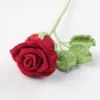 Simpatico bouquet di rose con quattro bicchieri da vino, rosso vino