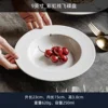 Assiette blanche de 9 pouces