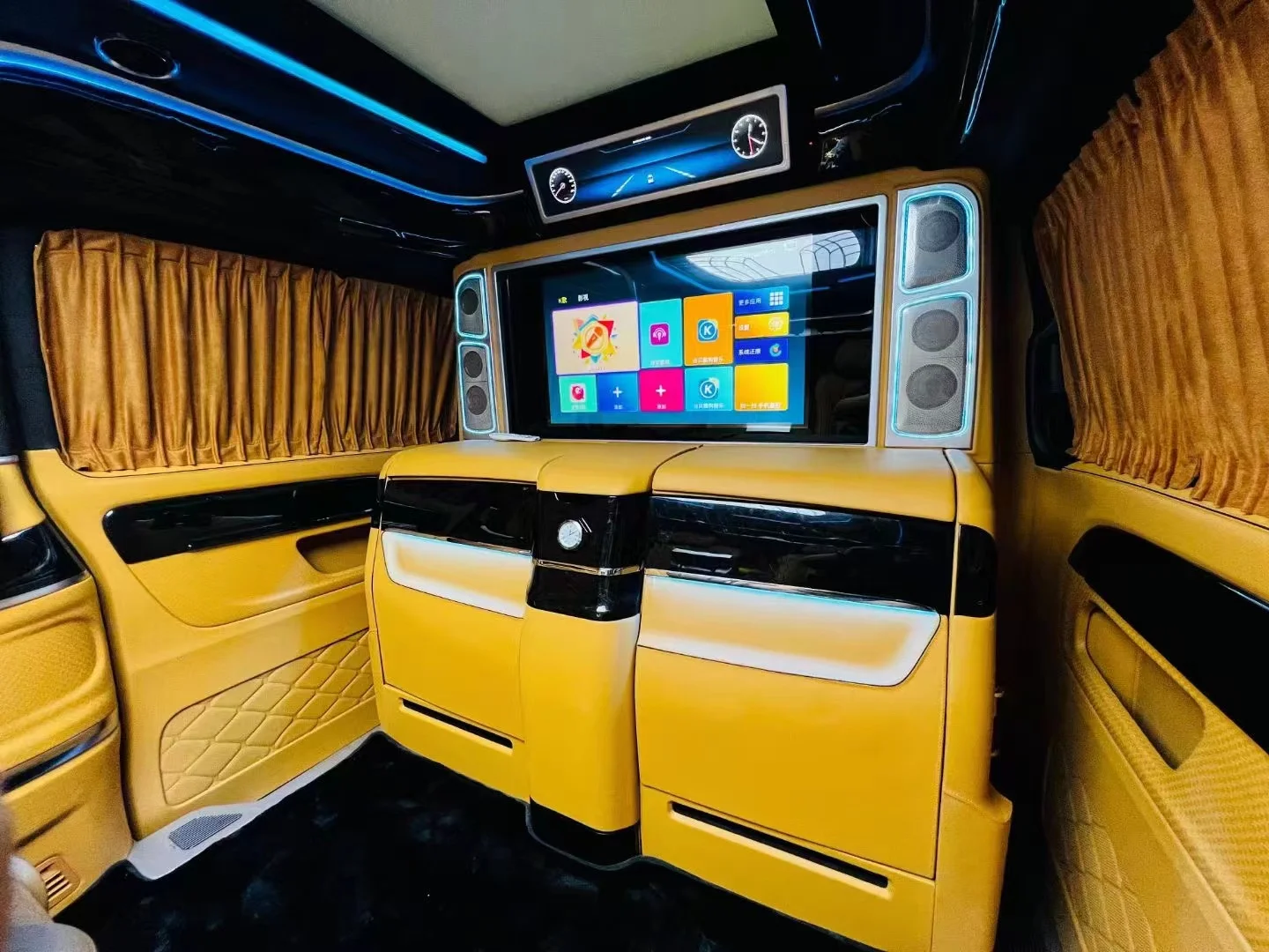 Chine Custom Car TV Partition pour luxe Van Vito / V-class