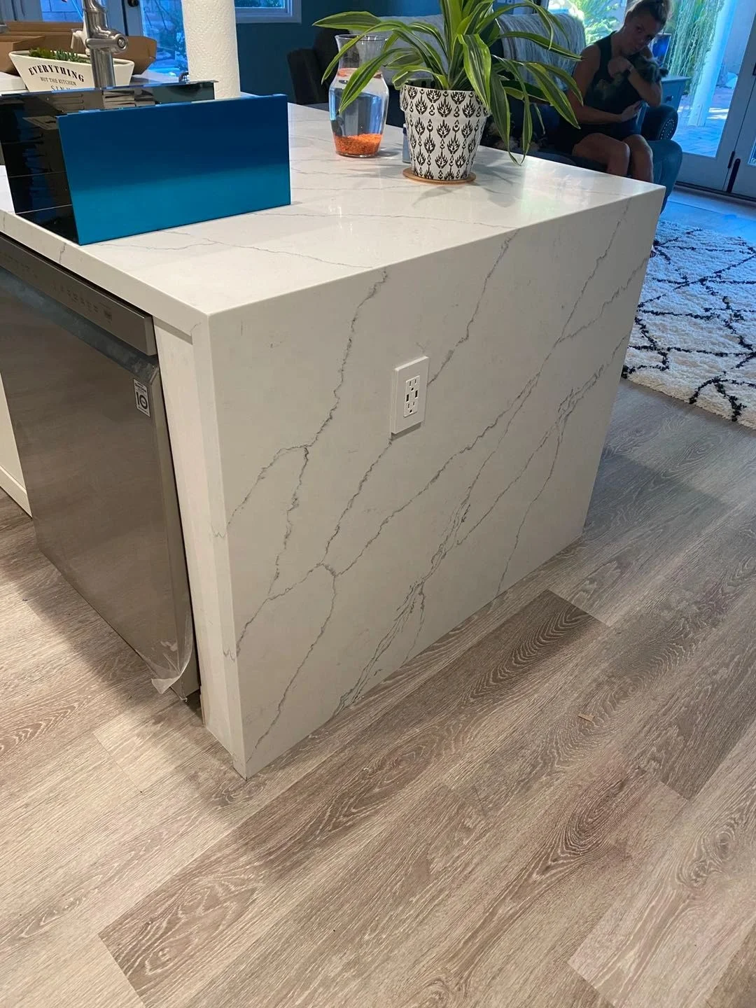 Customized Modern Artificial Granite Quartz Stone Countertops Table Tops Kitchen Island Calacata White Factory Price One-Stop