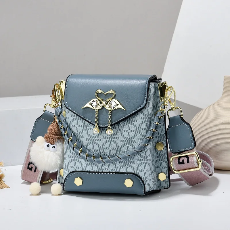 Luxury Women's Crossbody Handbag Fashionable Flip Cover Contrasting Color Waterproof Mobile Phone Bag Chains Trendy