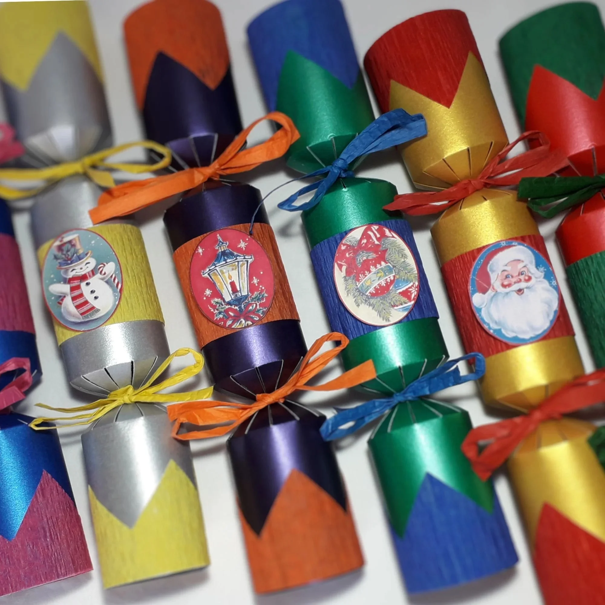 Factory Wholesale Handcrafted Retro Style Christmas Crackers Recyclable Crepe Paper Decorated Vintage Style Christmas Pictures
