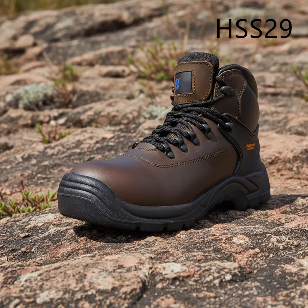 LXG, Aukštinė medžiaga – neįprastos rūšies odos („crazy horse“) žygiavimo batai, populiarūs Jungtinėje Karalystėje; klasikinio stiliaus patikimi saugos batai tamsiai rudi, S3 klasės HSS29
