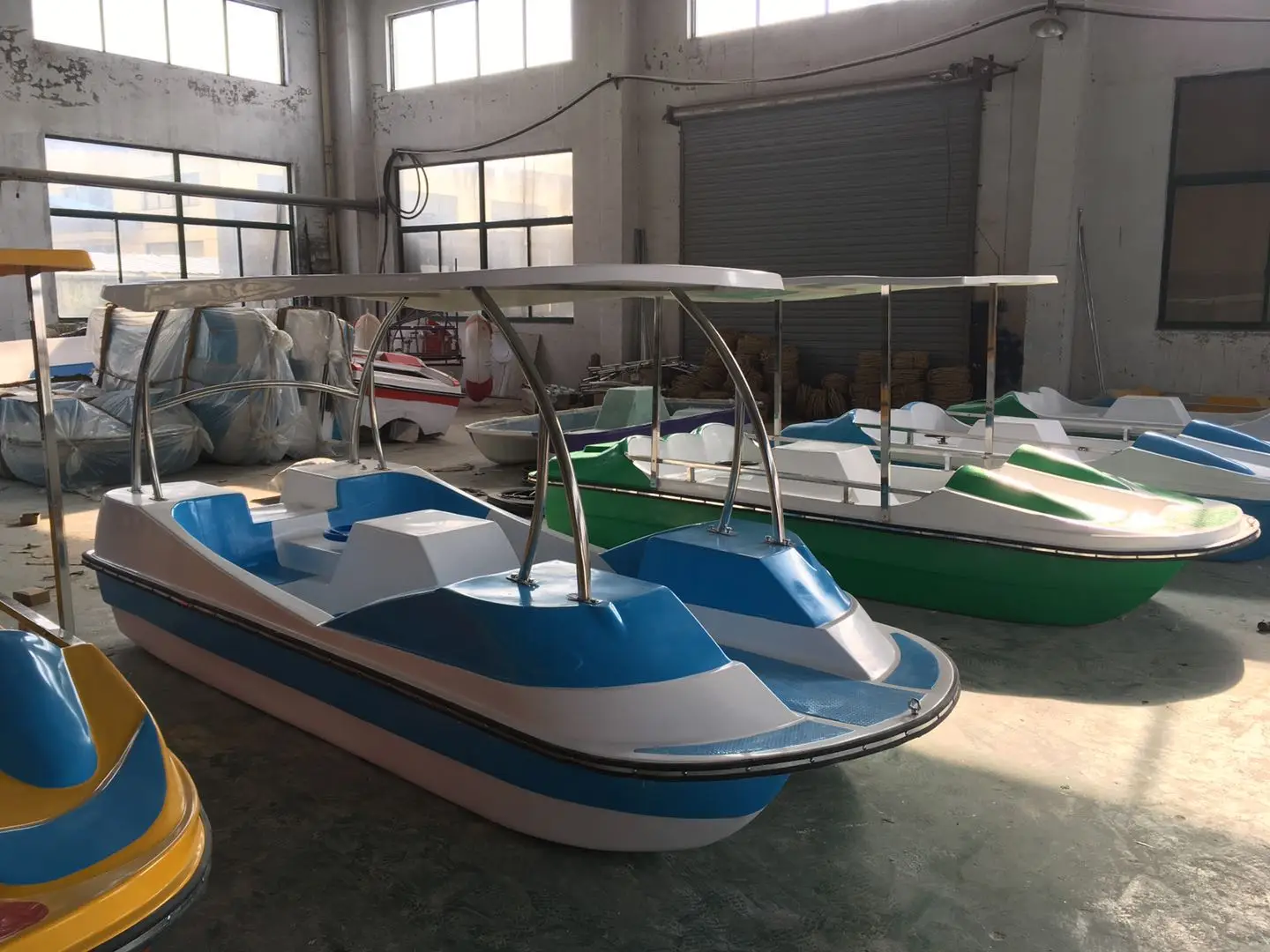 Water Park Outdoor Four Person Adult Water Boat Pedal Boat for Amusement Park