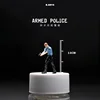 Policía sosteniendo una pistola en una mano - Azul