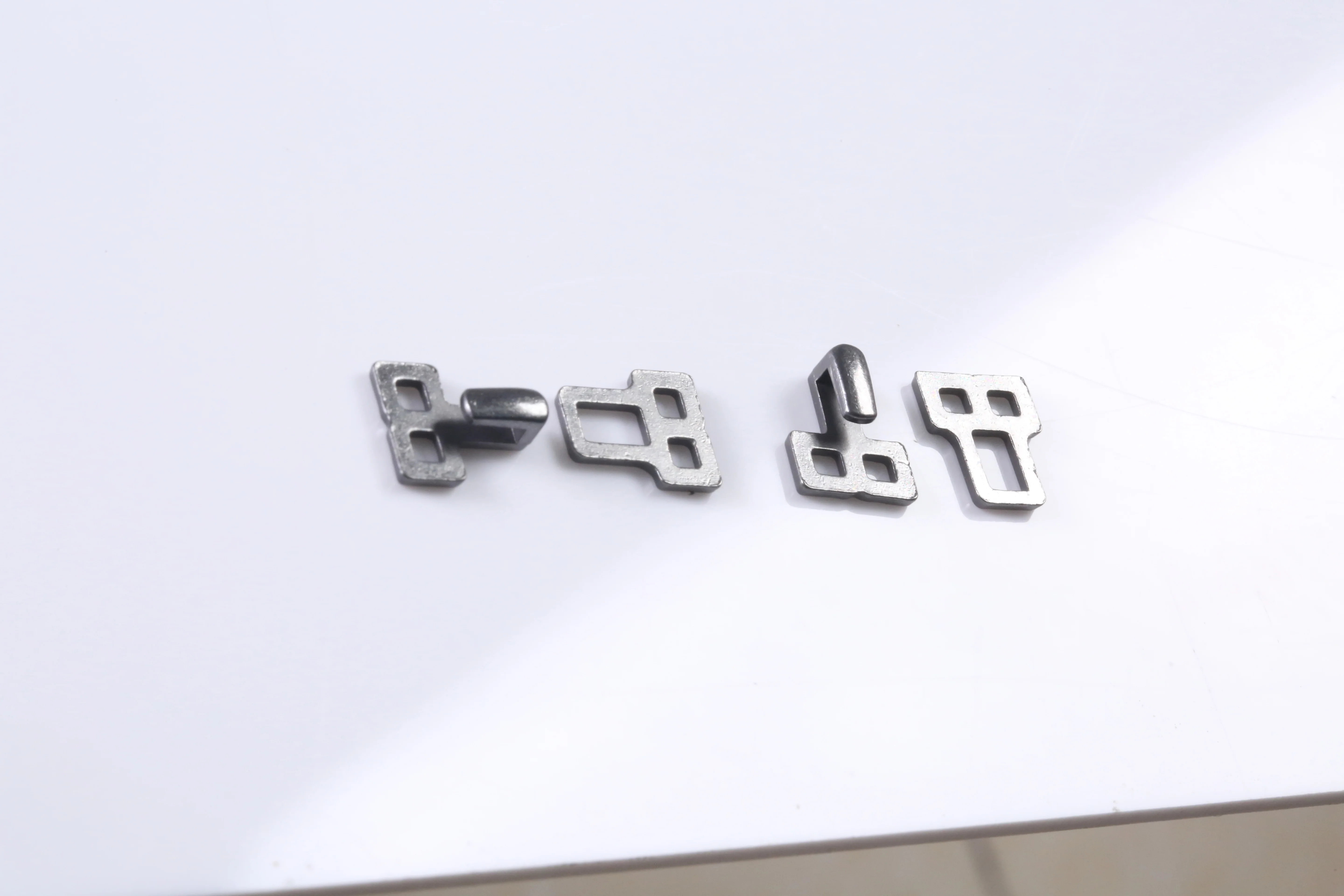 Регулируемый металлический крючок для