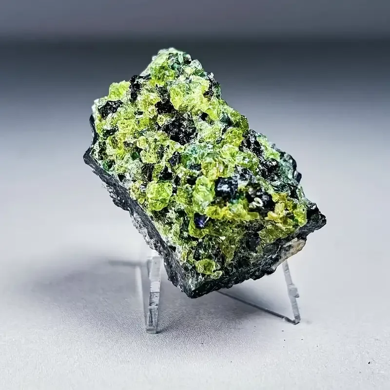 天然ペリドット標本-溶岩マトリックス-グリーン & ブラックロック