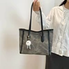 Gris avec pendentif