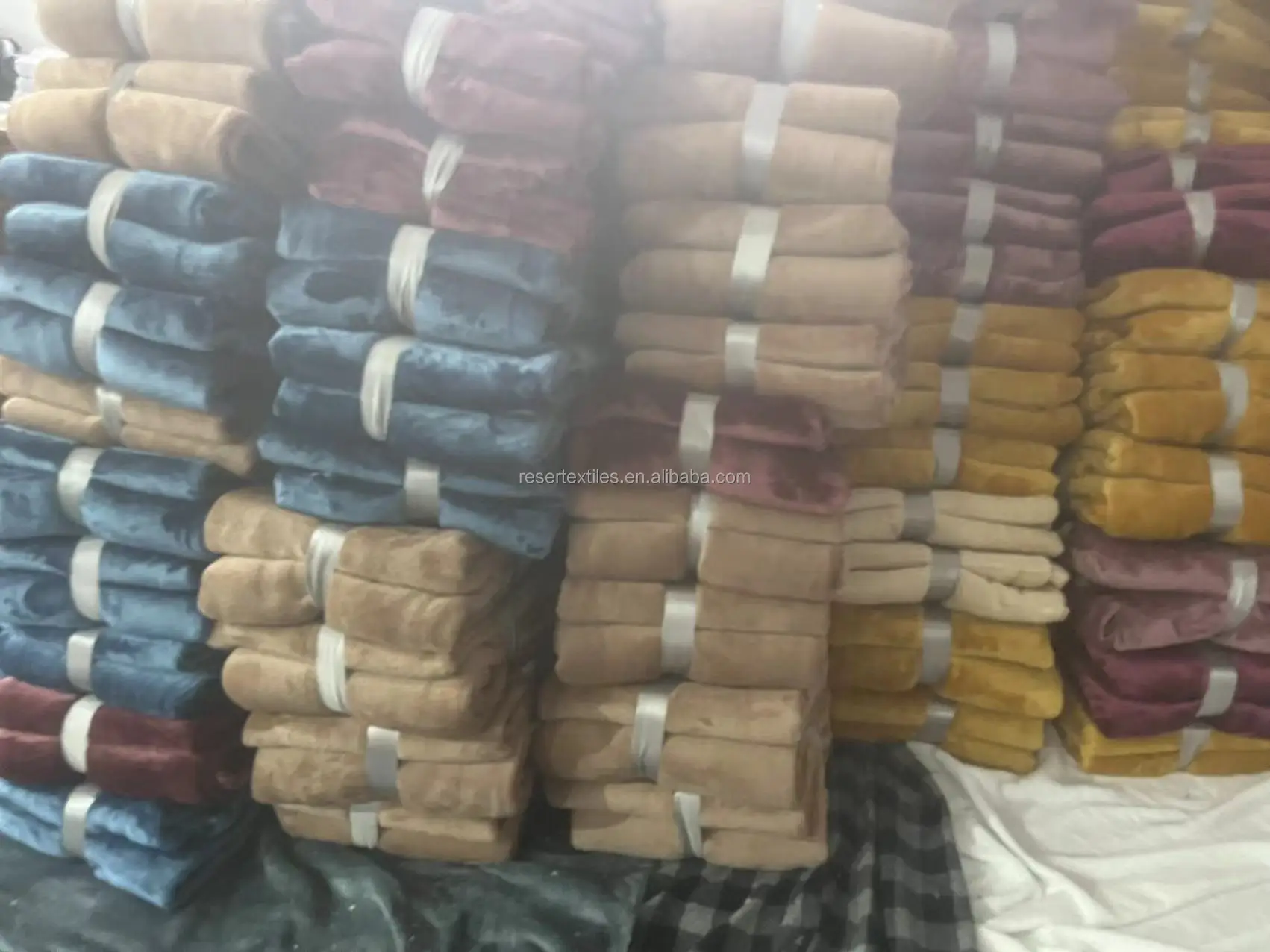 100% Polyester Flannel Fleece Throw Soft Plush Cozy Microfiber Bed Blanket Modern Solid Colors Designed Pattern Knitted Technics