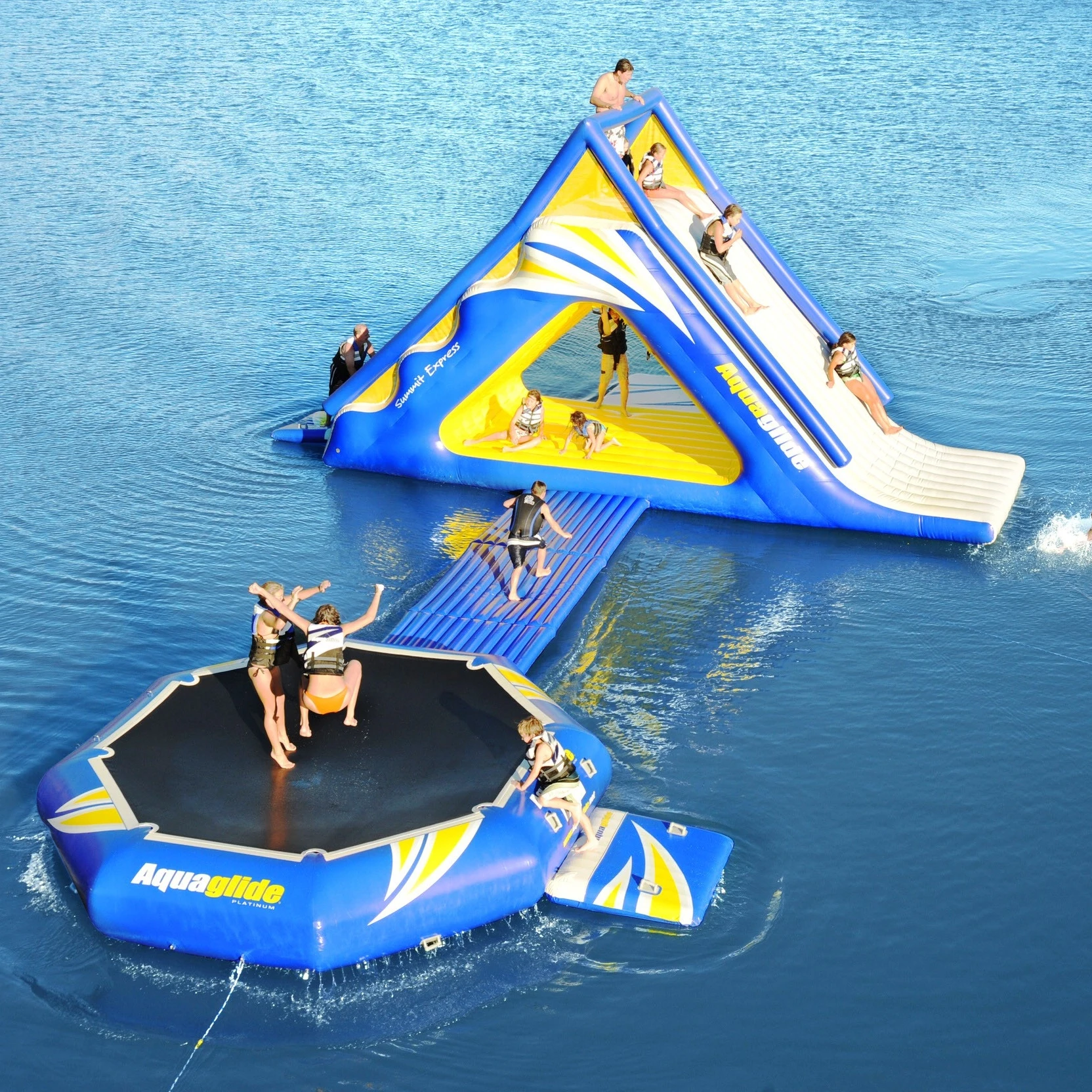 小水上乐园游戏浮动充气蹦床滑梯游戏