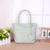 Bolsa individual verde [llevar con ambas manos]