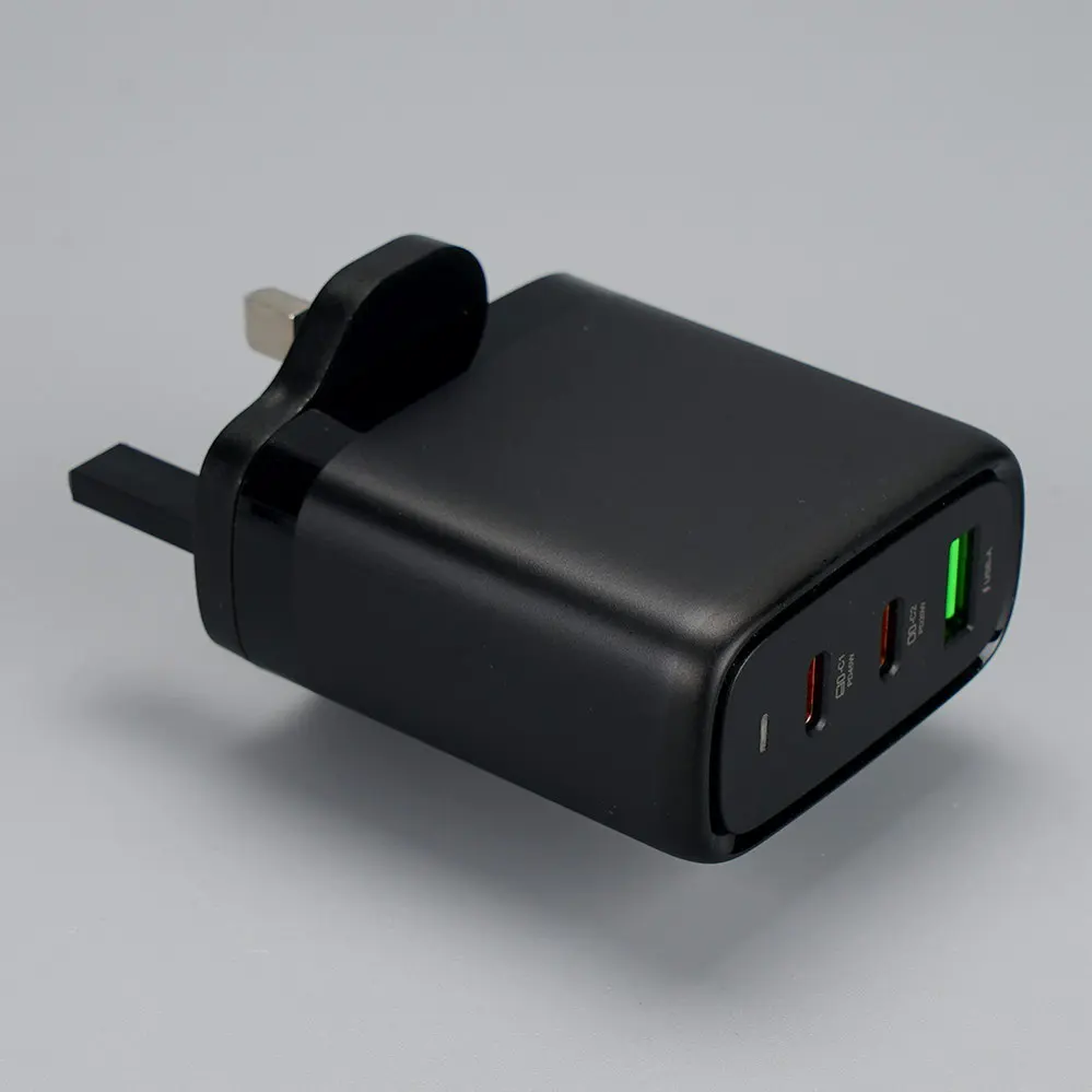UK/England Plug 1 USB-A + 2 USB Type-C Black With Indicating Light Travel/Wall charger 110V-230V 2046