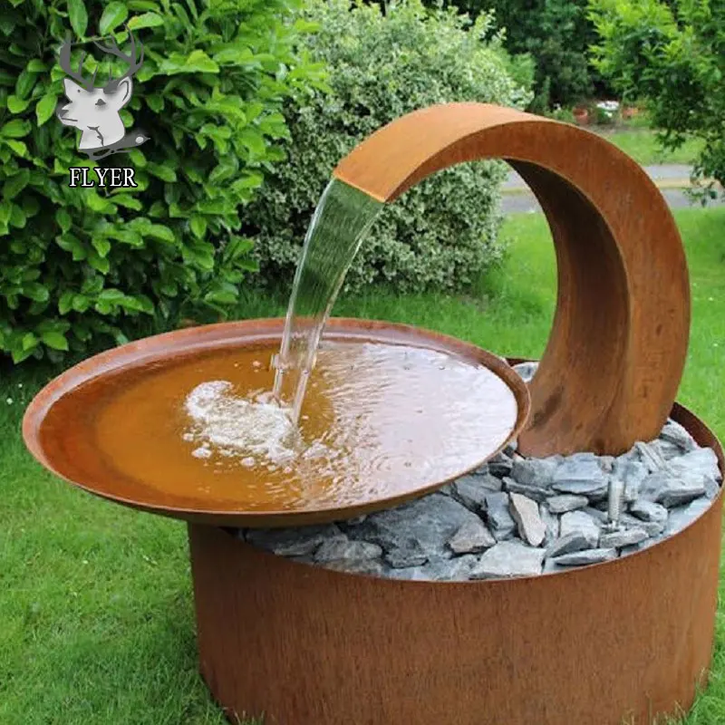 ヴィンテージの素朴な木製水車噴水 - パティオ、池、プール