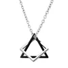 Triangle noir, carré argenté (pendentif unique)