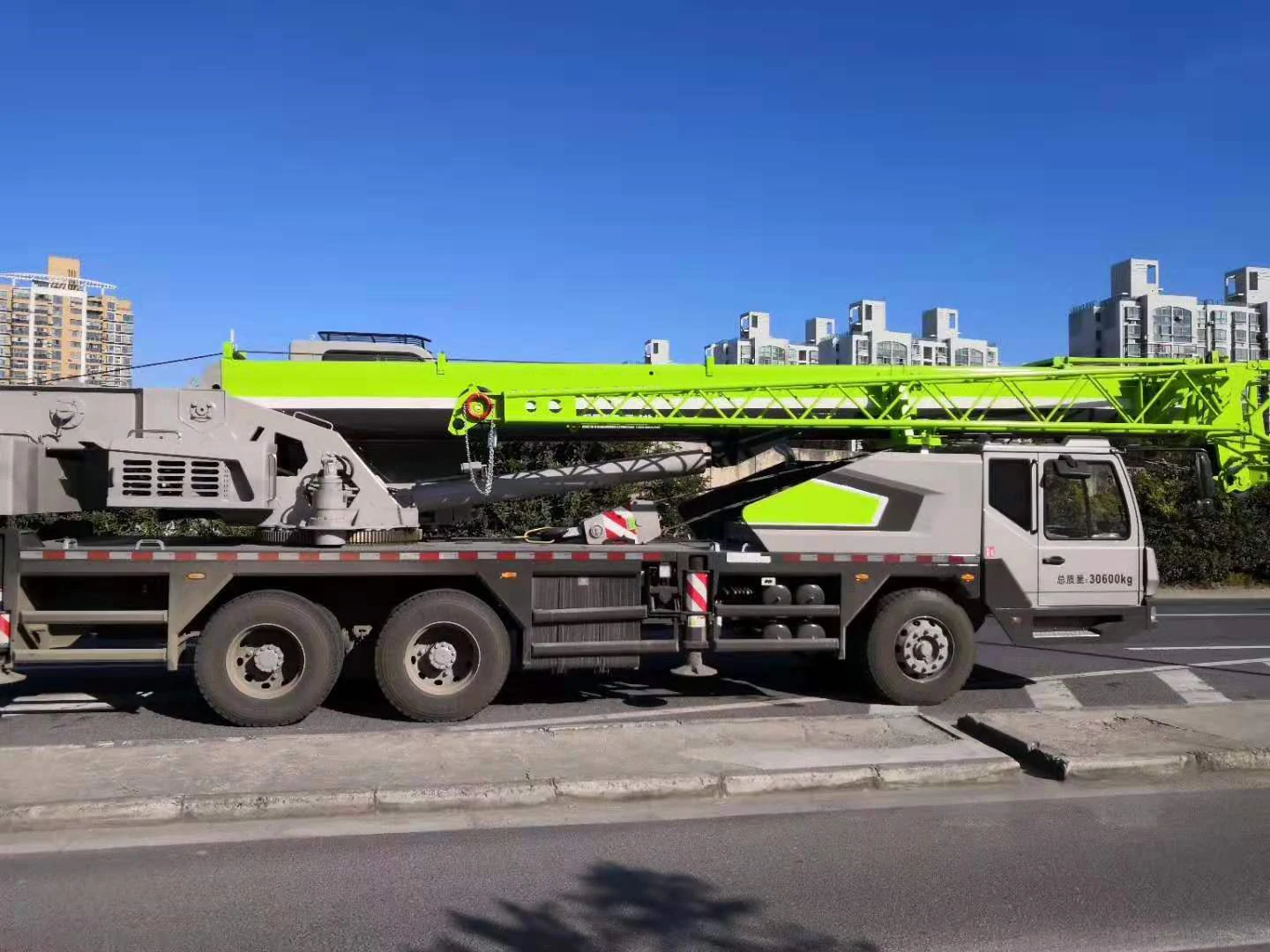 35Ton High Quality Zoomlion Small Truck Crane ZTC350H552 details
