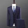 Cappotto blu scuro con 2 bottoni, camicia e pantaloni