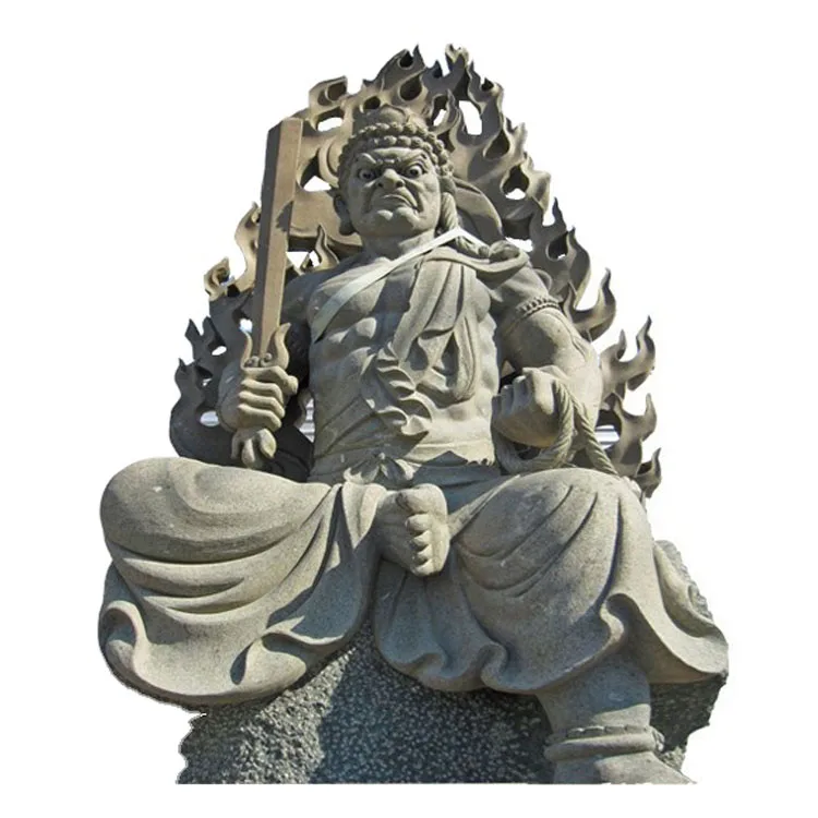 日本の寺院庭園の屋外にある天然の大きな緑色の石彫りの仏像、阿羅漢