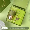 F-09 - Taza de bambú, sección, cuaderno, llave, bolígrafo
