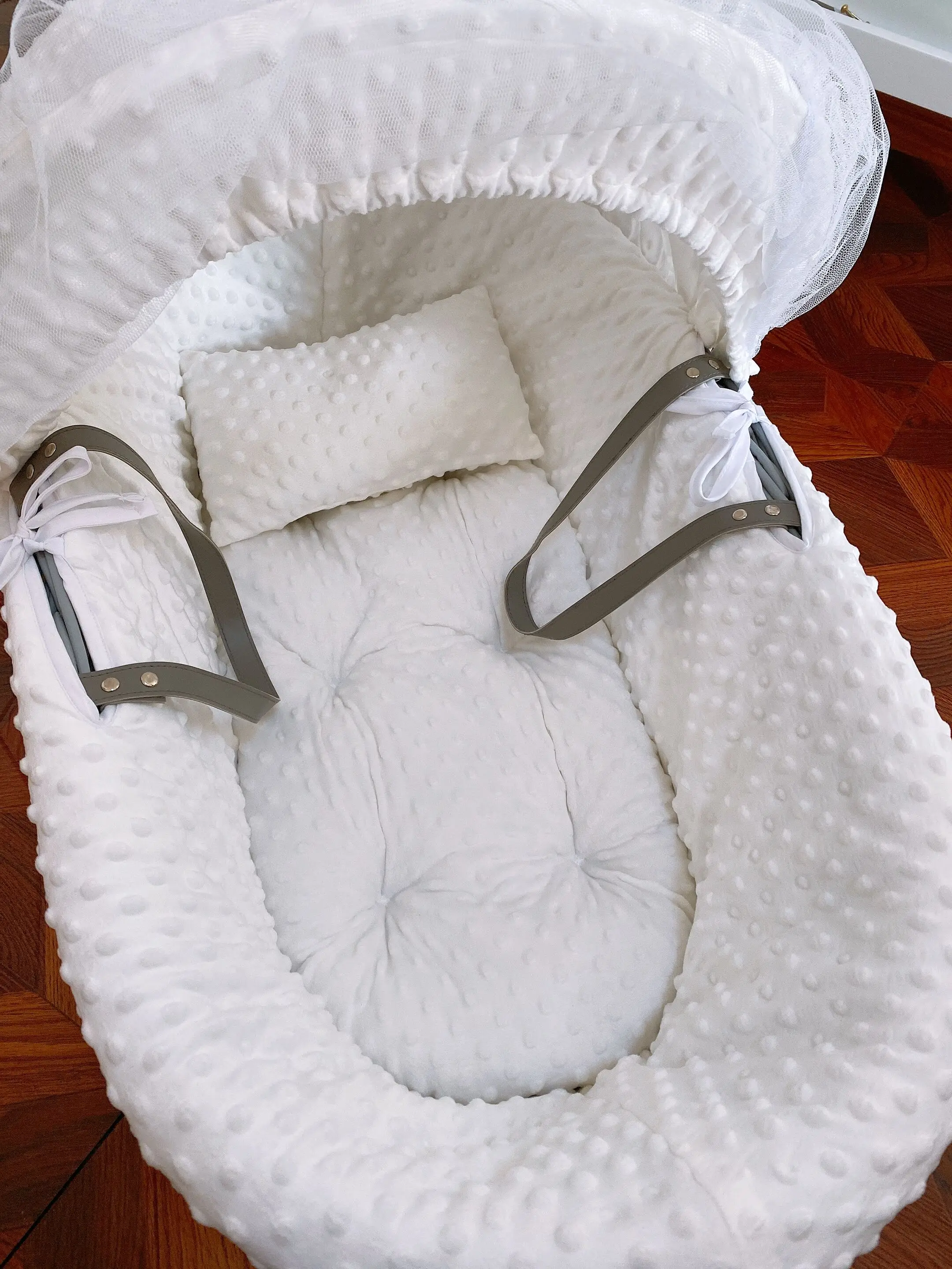 Hugs Factory Moses Basket with stand 