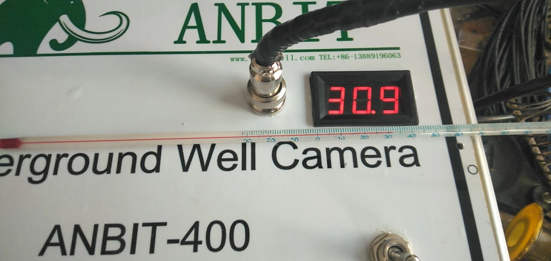 Videoda uzun koylakdagi ayol onanizm bilan shugullanadi. SSSRda tugilgan porno film xxx