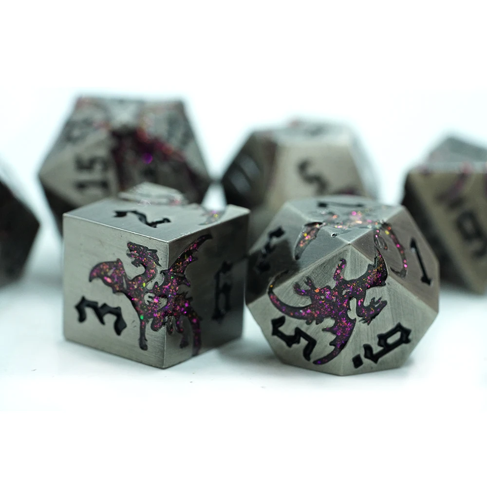 Conjunt de daus de metall polièdrics RPG amb amatista i mica amb disseny de drac per a Dungeons and Dragons