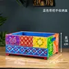 Caja de almacenamiento azul con asa.